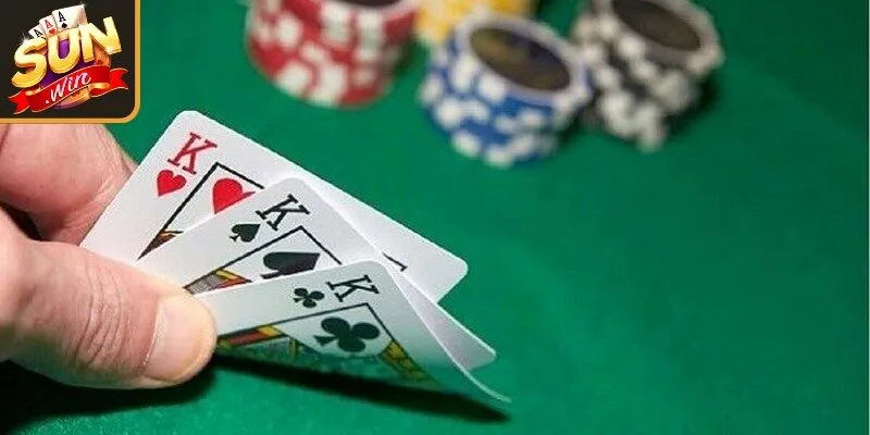 Cách Chơi Liêng Chi Tiết Cho Người Mới Bắt Đầu Tham Gia 2 Sunwin Liêng là trò chơi bài mỗi người được chia 3 lá và tiến hành đặt cược theo vòng